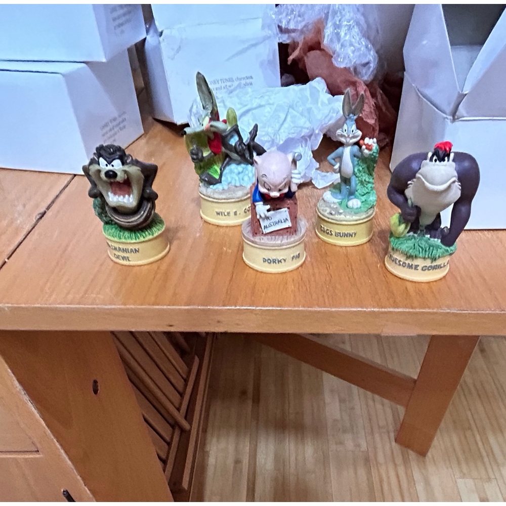 Looney Tunes Lenox Thimbles and Theater Village Piece